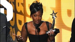 Tems Accepting her BET Award for Best International Act & Dedicating it to Every Woman 🕊 #EGoBe ✌🏾