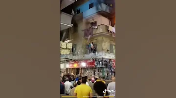 فرارا من النار طفل يقفز من شرفة منزله المشتعل في شبرا مصر 