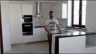 Кухня студия белого цвета. Столешница из камня кварц. Барная стойка из массива. Кухни Киев Кухня студия белого цвета. Столешница из камня кварц. Барная стойка из массива. Кухни Киев