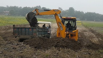 JCB Making Plane field For Farming - JCB Backhoe Machine Cutting Mud and Loading in Tractor