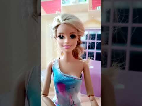 BARBİE YEMEK YAPIYOR