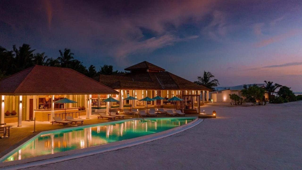 Cinnamon Hakuraa Huraa Maldives All Inclusive, Meemu Atoll YouTube