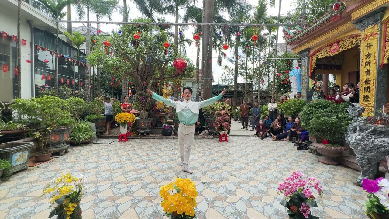 Múa Tự nguyện. Trình bày Châu Đan