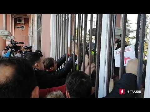 აჭარის უმაღლესი საარჩევნო კომისიის შენობასთან ხმაურია