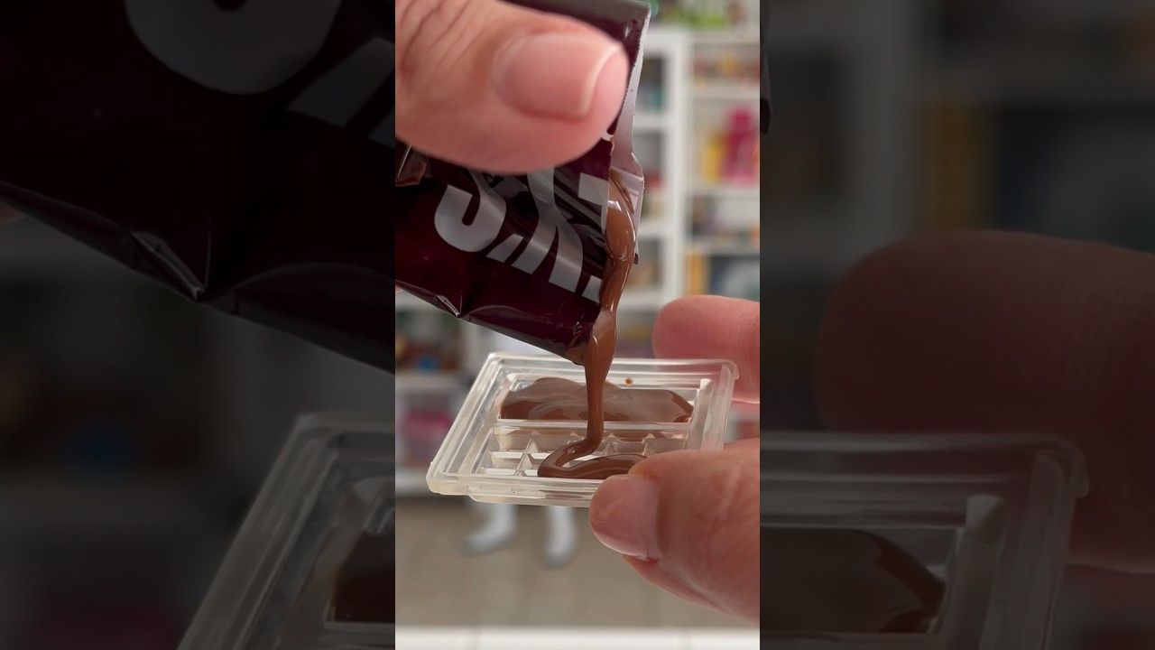 Let’s make real mini Wonka bars! 😃 #miniverse #goldenticket  #wonka #charlieandthechocolatefactory