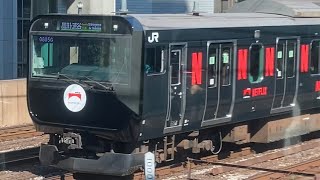 E235系トウ15編成（黒い山手線）と並走するシーン