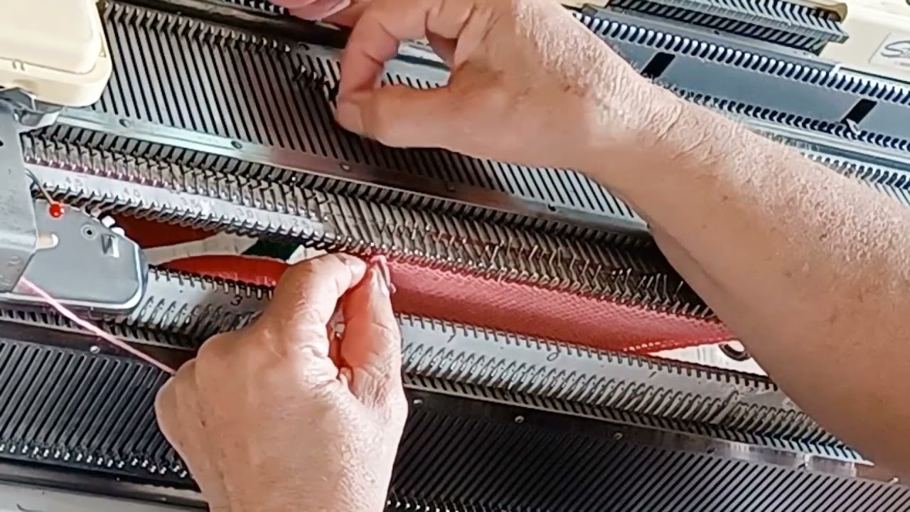 Neater shoulders using a graduated bind off - YouTube