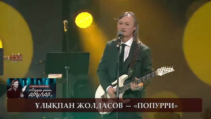 Азиат әйел өзінің кискасын үстелдің бұрышына ысқылайды