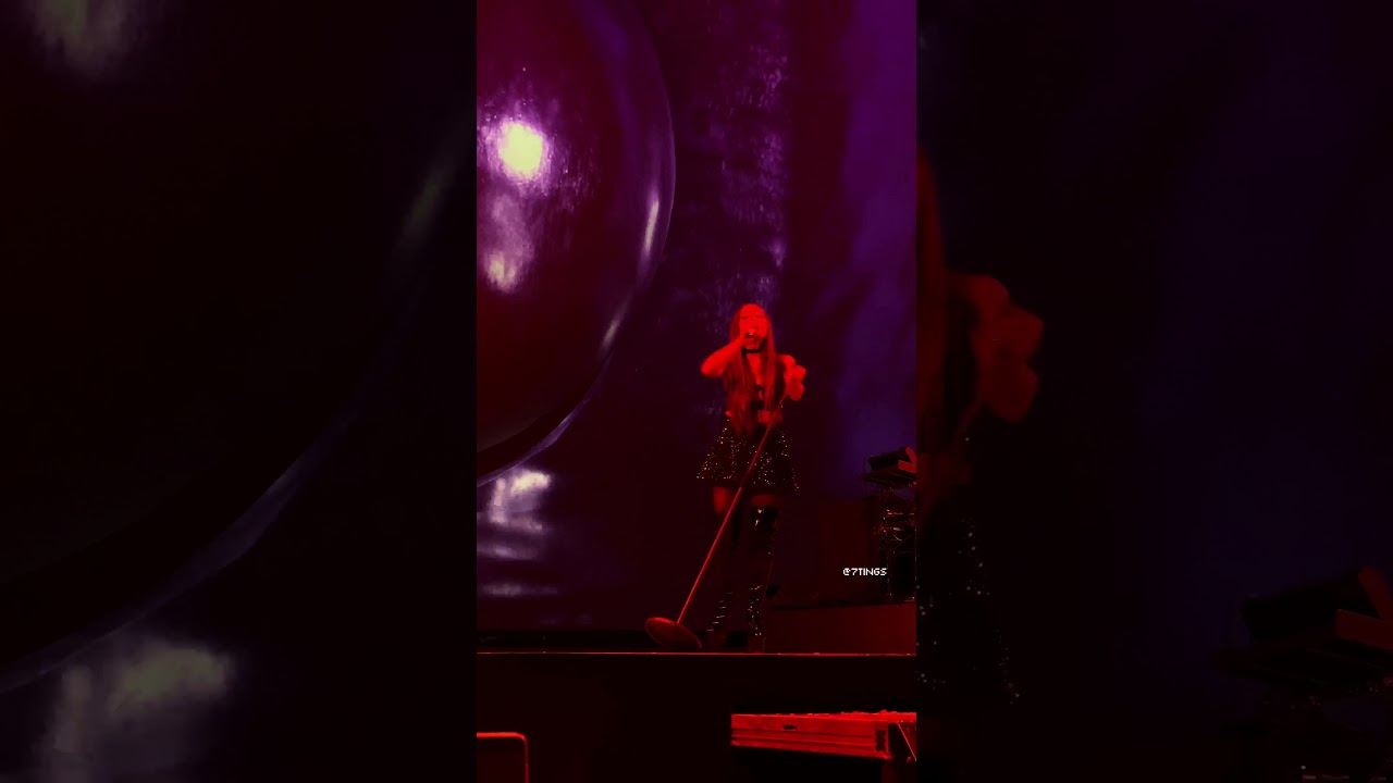 Ariana Grande - Dangerous Woman (4K, Live in Miami @ American Airlines Arena)