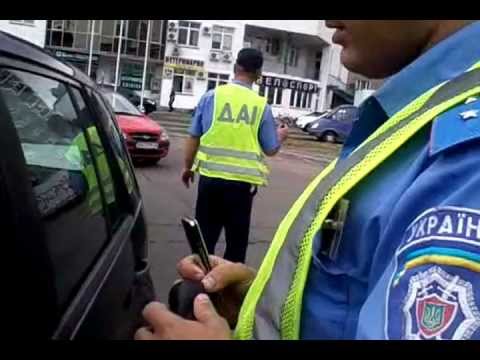 Наглые инспектора ГАИ фотографируют документы