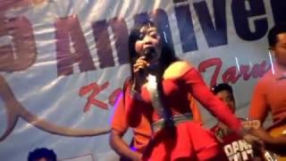 Lirik lagu dangdut koplo istimewa kau yang mempesona tampan senantiasa
menawan membuatku jatuh cinta memukau tingkah lakumu bikin ku
tergila-gil...