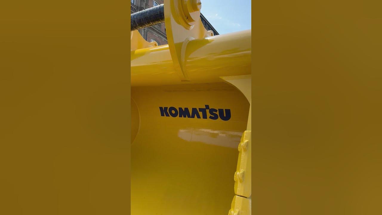 Grosse Komatsu Baggerschaufel in der Düsseldorfer Altstadt, Wo