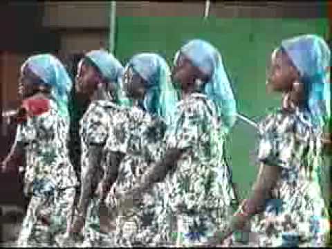 Ces filles chantent l'unitÃ©, la solidaritÃ©, le dÃ©veloppement et le progrÃ¨s ! Il s'agit de reproduction des chanson lors des festivitÃ©s culturelles qu'organise pÃ©riodiquement le Niger...