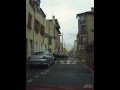 Petite rue de maisons laffitte en voiture  filme verticalement