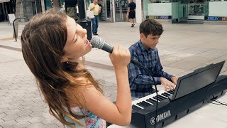 Miriam (9) sings “Flowers” (Miley Cyrus) with her brother Martin (12) on the piano