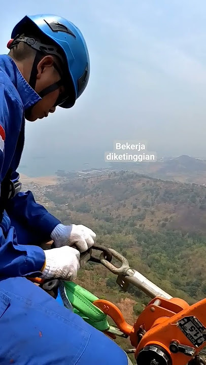 Bekerja di ketinggian, harus utamakan safety #indonesia #pln #safetyfirst #sutet