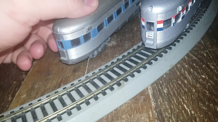 Comparison of Athearn blue box and Roundhouse streamlined observation cars
