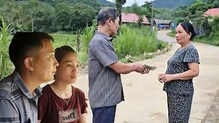 Download Lagu The policeman's mother was moved when the kind man lent her money to pay off her debt MP3 Download Lagu The policeman's mother was moved when the kind man lent her money to pay off her debt MP3