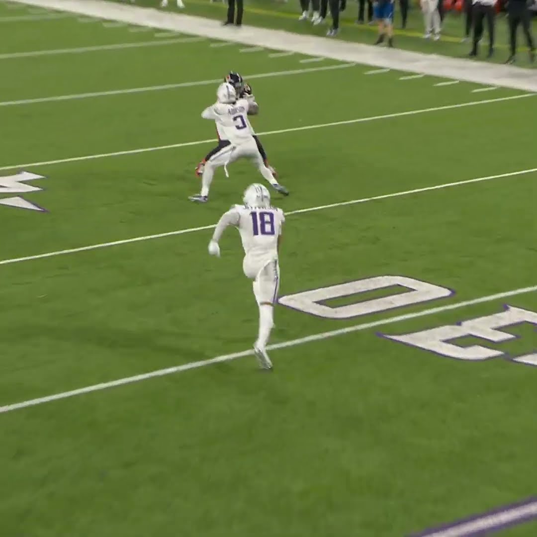 Justin Jefferson catches for a 21-yard Gain vs. Chicago Bears