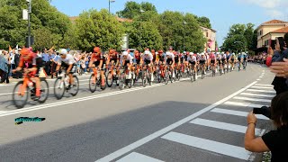 Giro d'Italia 2024 in Riviera del Brenta - A Stra, la svolta per Padova
