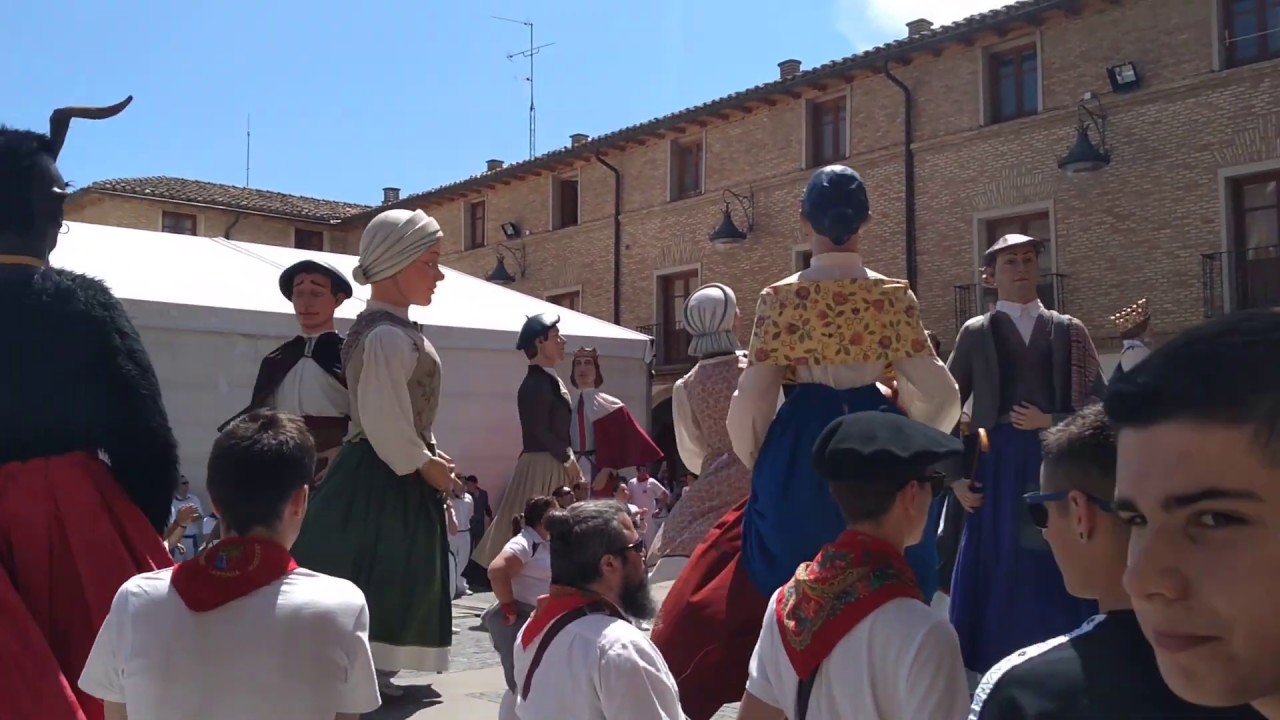 Gigantes de Larraga - Polonesa (con caída y los demás gigantes)
