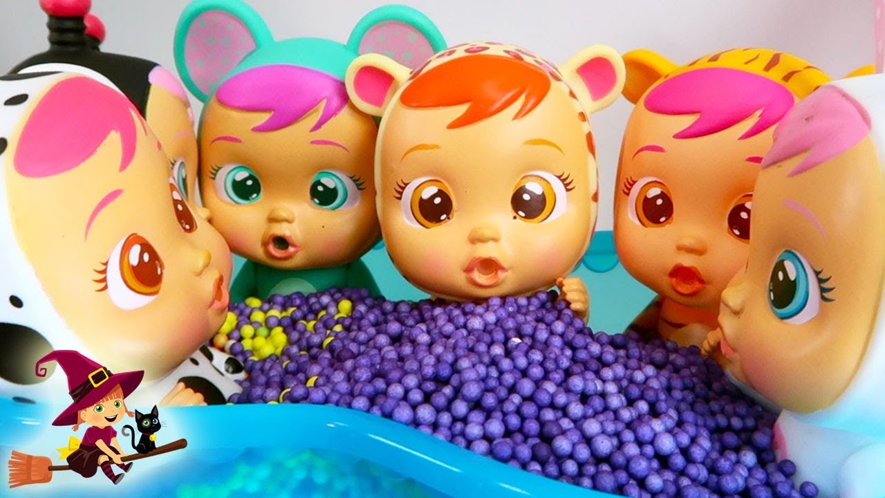 ⁣Bebes Llorones Jugando en la Piscina de Bolas de Colores