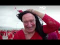 Hunderte in Rot tanzen Kate Bushs „Wuthering Heights“-Choreografie nach