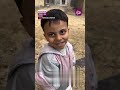 طفل يجمع اوراق الشجر معتقداً انها طعام