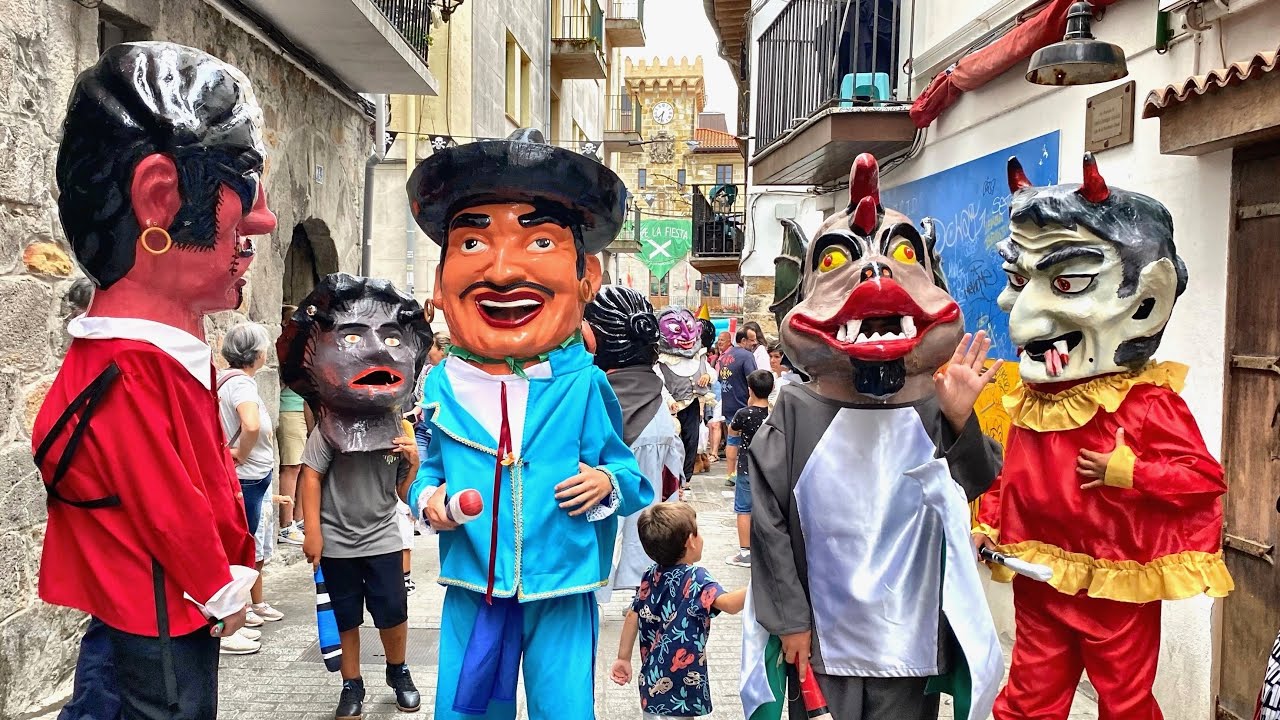 Gigantes y Cabezudos con Amigos Castro Peña en Las Fiestas de San Roque 2025 de Castro Urdiales.