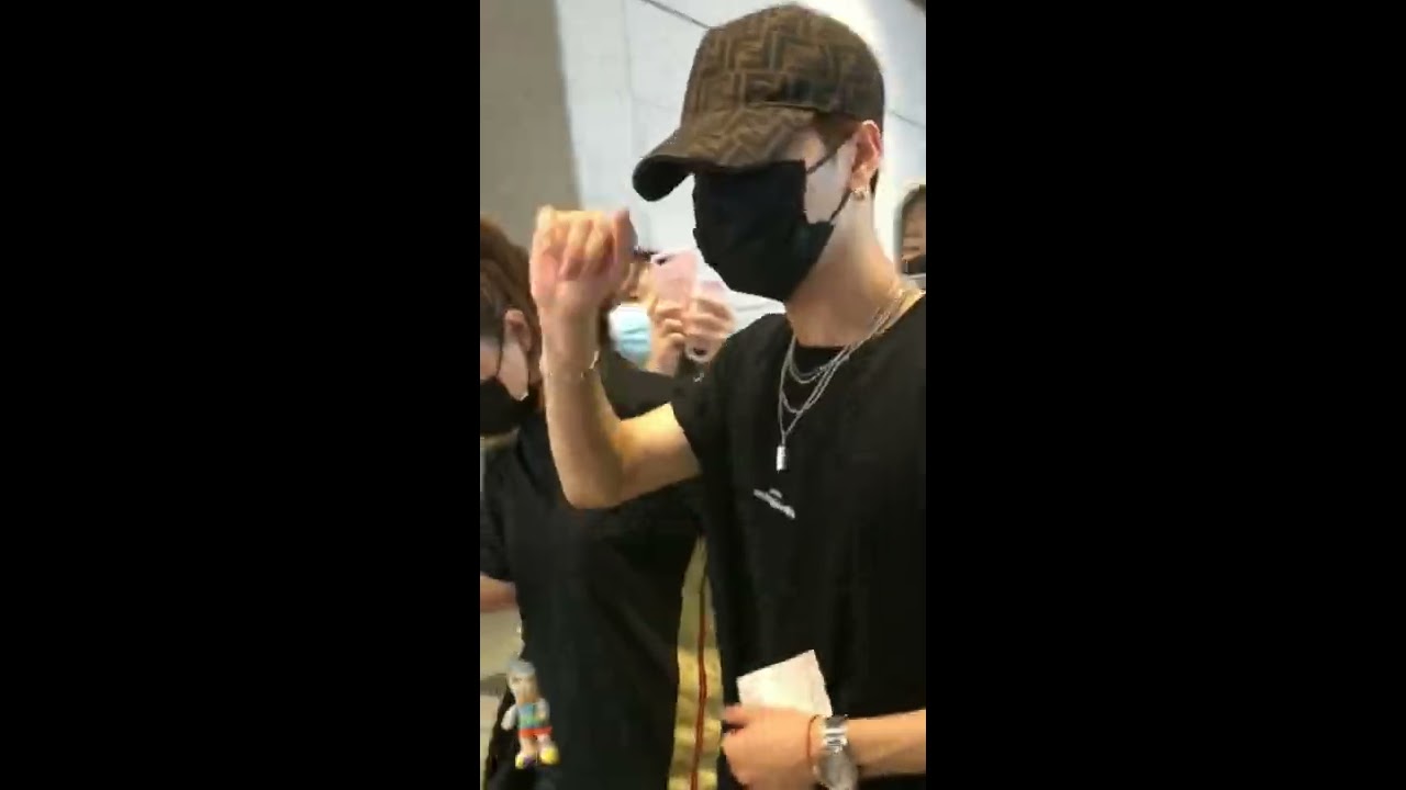 6.5h的机场✈️延误之旅，还有两位巨星在里面，你/妳们观察到了吗？#王嘉尔Jackson#