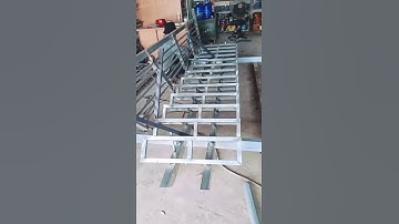 Cầu thang sắt hộp mạ kẽm đơn giản, chắc chắn.