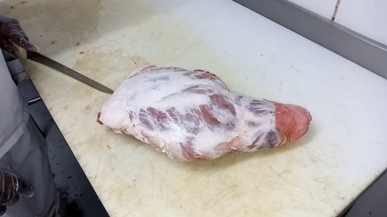 Cortando Uma Paleta Suína