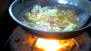 The way of my Filipino friend making fried eggs screenshot 5
