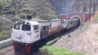 Lokomotif CC 206 02 Kereta 32 Argo Parahyangan Keluar Terowongan Sasaksaat