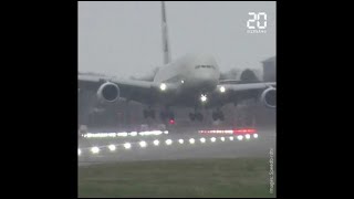 Tempête Dennis: Un avion tangue avant d'atterrir de biais à l'aéroport de Londres