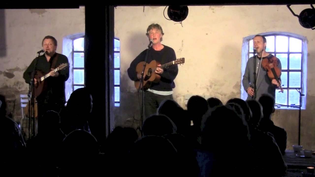 Ramblin Rover Quilty performing