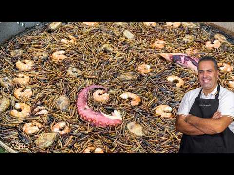 Fideua negra de pulpo y langostinos