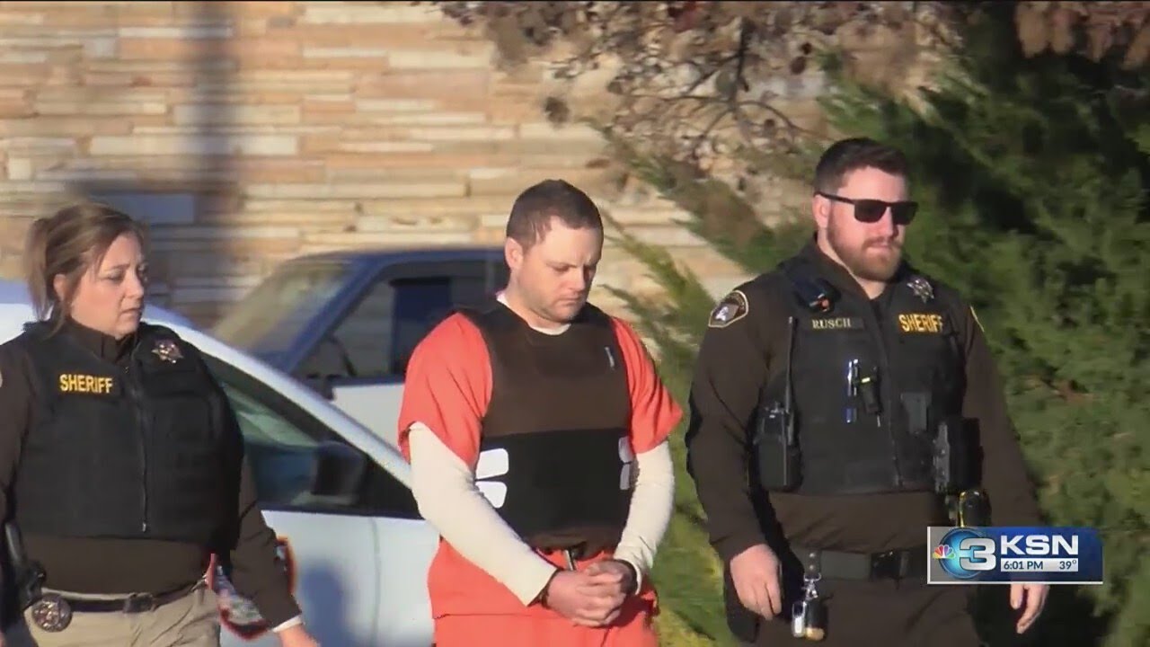 Hearing ends for suspects in Kansas murdered mothers case - YouTube