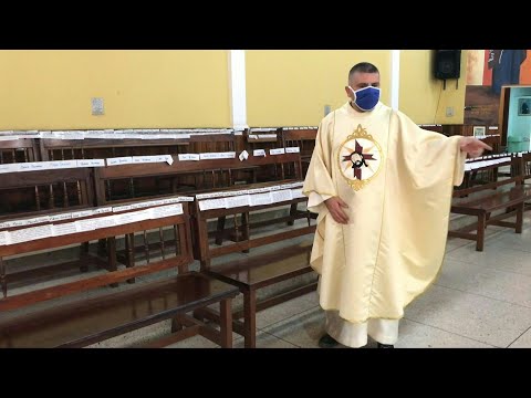 Una iglesia en Venezuela ofrece misas ante papeles con miles de nombres de feligreses | AFP
