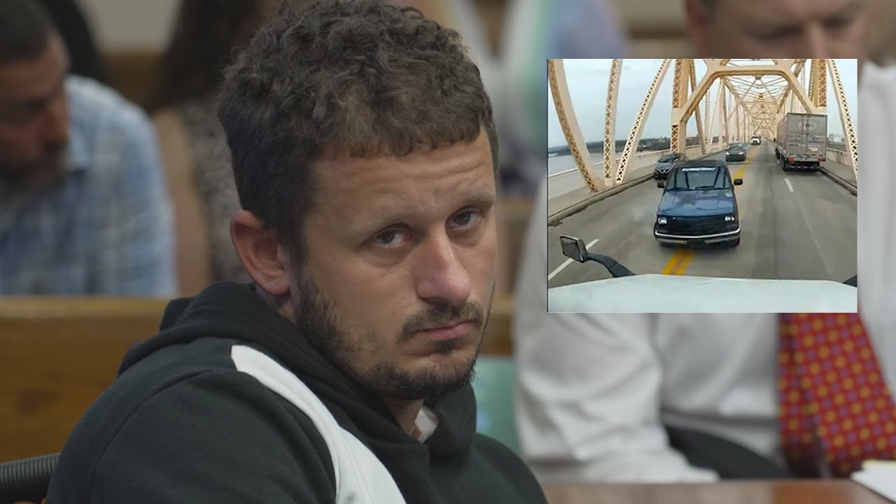 Видео с видеорегистратора транслируется во время слушания дела о ДТП на мосту в Луисвилле в суде