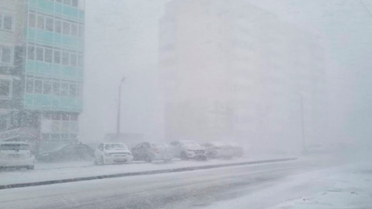Сильная метель с грозами и ураганным ветром обрушилась на Красноярск