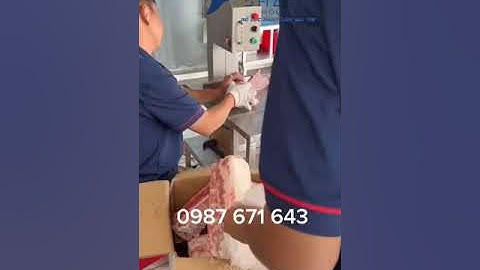 Cưa thịt đông lạnh bằng máy cưa xương