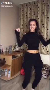 o fata care danseaza bine din cur