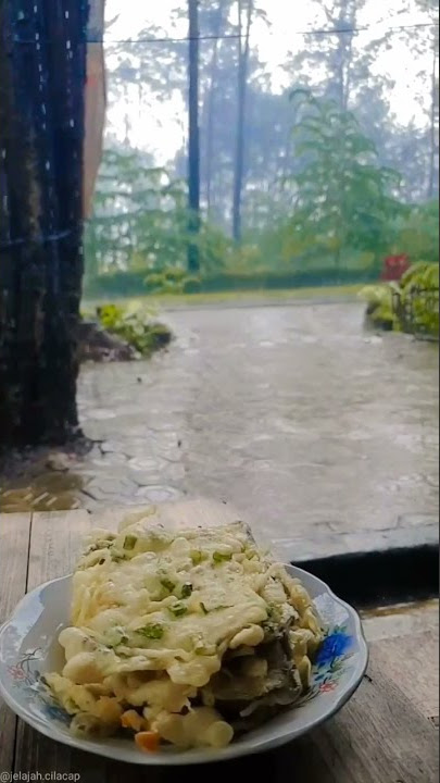 MAKAN MENDOAN SAAT HUJAN TURUN | HALU STORY #shorts  #storyhalu #storyig #storywa