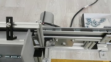 Step feeder with conveyor