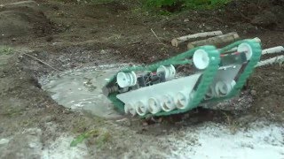 Испытание самодельного танка на полигоне.