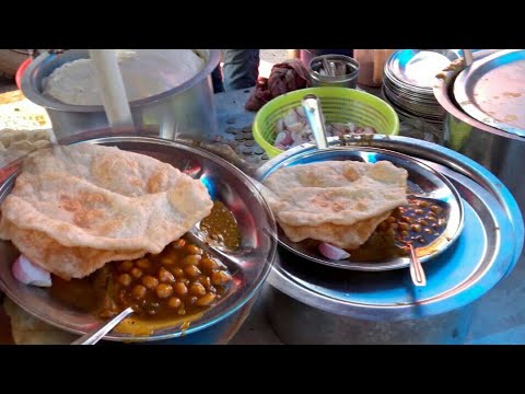 Eating Big Puri at Kolkata street food stall - YouTube