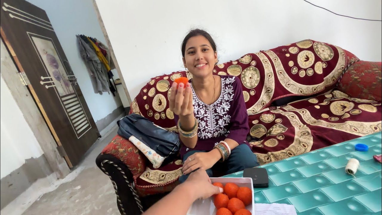 किस ख़ुशी में लड्डू खा रहे हैं 😍