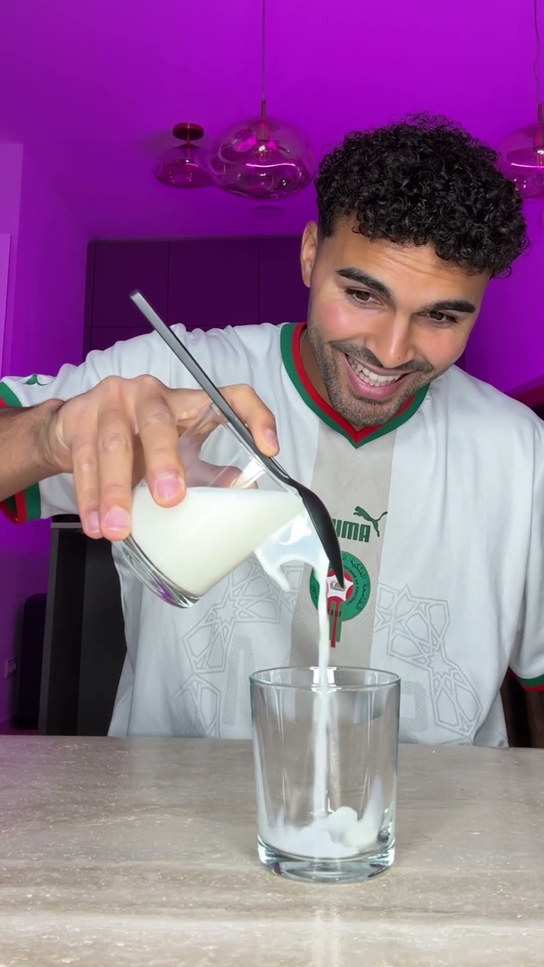 Real or Cap ?? Lifehack never spill again ? #yzfamily #yzkauf