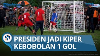 Jokowi Jadi Kiper Main Bola dengan Warga Labuan Bajo, Kebobolan 1 Gol